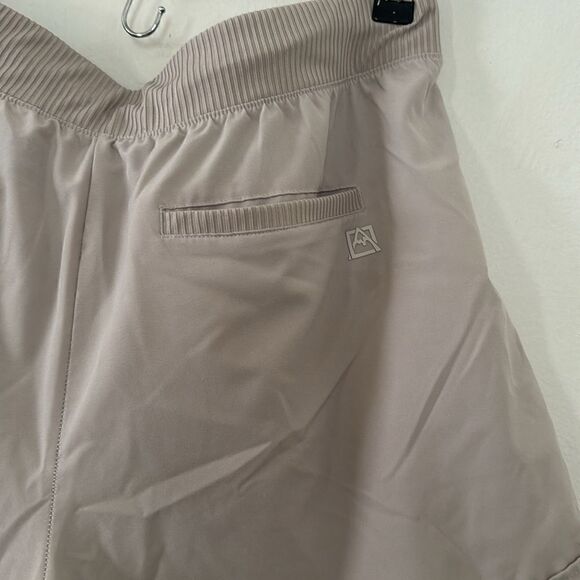 AVALANCHE women’s Short EUC - Picture 6 of 8